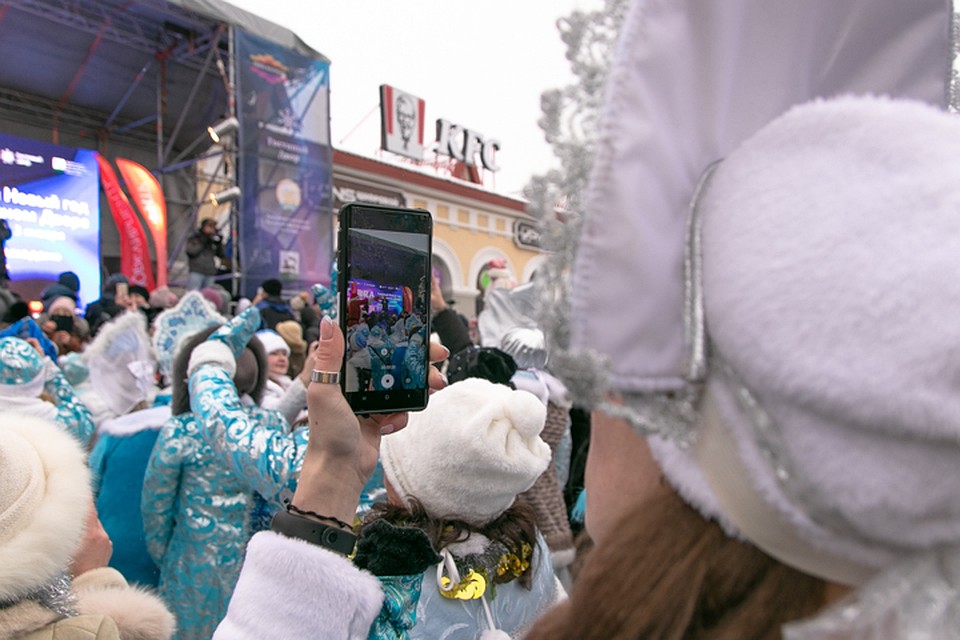 Парад снегурочек в кемерово